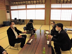 意見交換の様子(手前右が佐土原地方参事官)