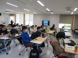 熱心に聞き入る学生のみなさん