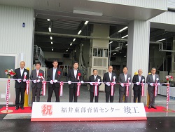 テープカットの様子