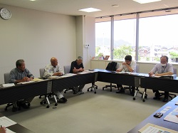 意見交換の様子(窓側左が佐土原地方参事官)