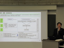 説明する佐土原地方参事官
