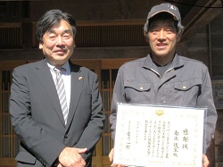 南出俊生氏(右)と佐土原地方参事官