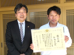 佐藤岳之氏(右)と佐土原地方参事官