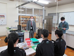 説明をする伊部行政専門員