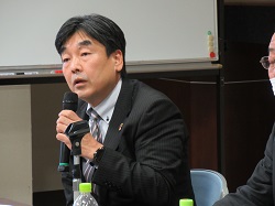 挨拶する佐土原地方参事官