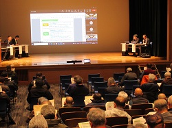 熱心に話を聞く参加者の皆さん(坂井市内)