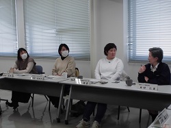 熱いトークを展開中