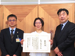 受賞した長田氏(中央)