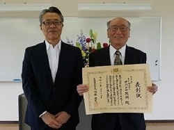 西川代表(右)と藤岡地方参事官