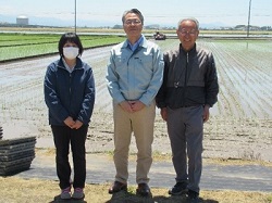 あわら農楽ファームの斎藤代表(右)、農楽里の山下代表(左)と藤岡参事官