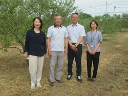 社長の村嶋氏(中央左)と藤岡参事官(中央右)