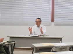 説明する藤岡地方参事官