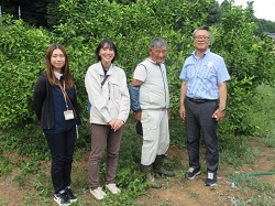 (右から)藤岡地方参事官、うちうらレモン生産組合の 内藤組合長、高浜町産業振興課の皆さん