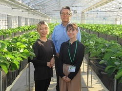 いちごハウス内で記念撮影