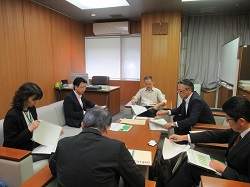 日竎生物資源学部長(中央)と 深尾生物資源学科長(左から2人目)