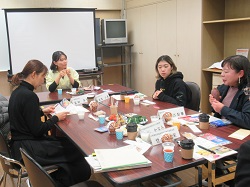 持ち寄った商品を皆で試食