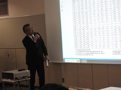 説明する藤岡地方参事官