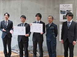 福井県立大学の小泉氏(中央)と石田氏(左から2番目)