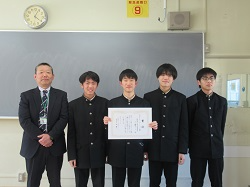 「カニ繊維チーム」のみなさん(武生高校)