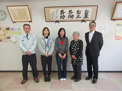 山田事業課長(中央)北川店長(中央右)