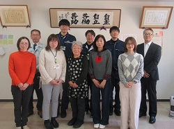 大野市シルバー人材センター職員の皆様と集合写真