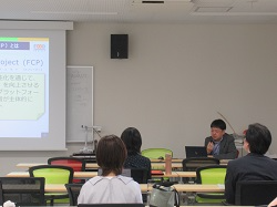 FCPについて説明する職員