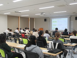 説明を熱心に聞く学生の皆さん