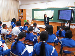 説明を真剣に聞く児童たち