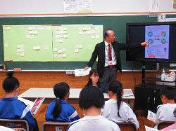 グラフを使って説明する職員