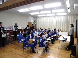 積極的に手を挙げる児童たち