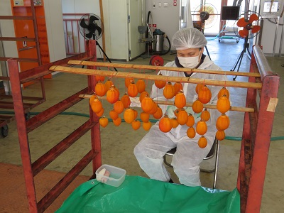 水分や肉質を均質に整えるため「手もみ」をしている様子