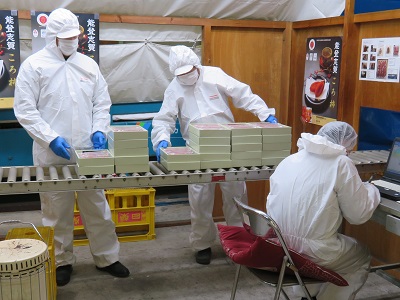 能登志賀ころ柿」の製品検査の様子