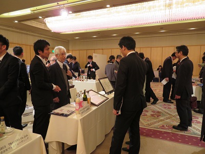 自社商品を説明している様子