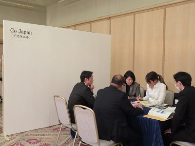 イスラエルのバイヤーとの商談の様子