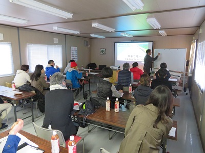 自然栽培について説明を受ける参加者