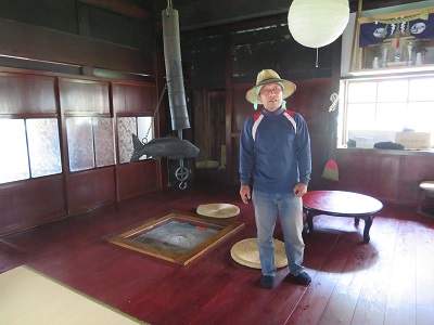 昔ながらの家屋内の様子と二枚田昇氏