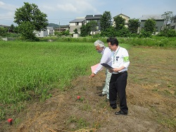 現地確認を行う担当者の様子