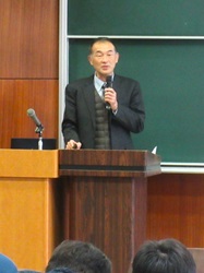 我が国の食料安全保障をめぐる情勢について説明する田口地方参事官