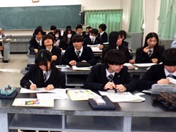 宣言を記入する生徒