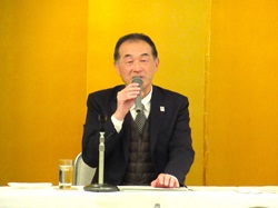 基調講演を行う田口地方参事官