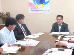 意見を交わす齊官地方参事官