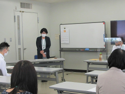 挨拶をする佐藤地方参事官