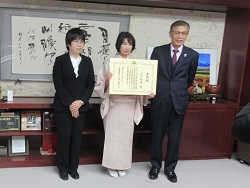 （左から）佐藤地方参事官、小川さん、笹原朝日町長