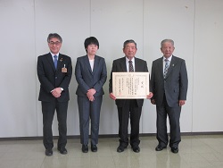 （左から）村椿魚津市長、佐藤地方参事官、大森組合長、海野組合長（JAうおづ）