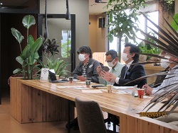 株式会社ジャパン・フラワー・コーポレーション松村代表取締役社長（右）