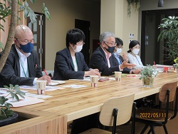 佐藤地方参事官（左から2人目）佐藤生産部長（左から3人目）