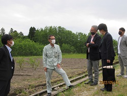 食香バラの説明を受ける佐藤地方参事官