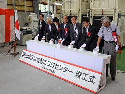 火入れ式の様子：新田富山県知事（右から4人目）・佐藤地方参事官（右から5人目）