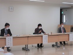 意見交換をする佐藤地方参事官（中央）、濱登企画調整室長（右）、野島経営・事業支援部長（左）