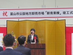 祝辞を述べる佐藤地方参事官